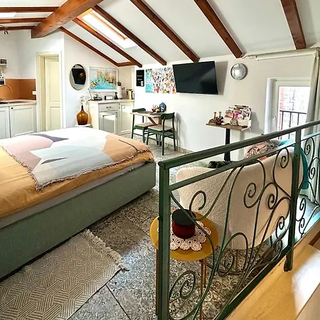 Tipitapi Attic Dreamy Studio, Off-site Parking דירה