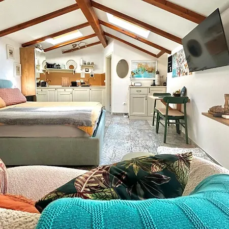 Tipitapi Attic Dreamy Studio, Off-site Parking * רוביני