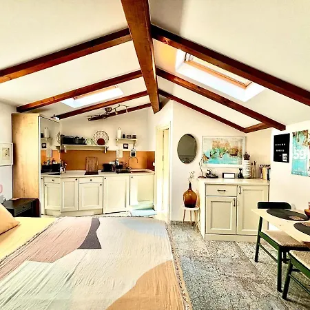 Tipitapi Attic Dreamy Studio, Off-site Parking רוביני